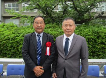 西久保先生(右)と岸上哲士 学域長