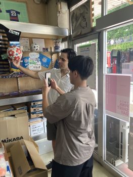 ヤルミ４Kさんから指導を受けながら撮影