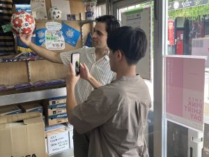 ヤルミ４Kさんから指導を受けながら撮影
