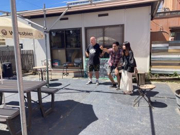 お店の方の立ち合いのもと最良の画角を探す